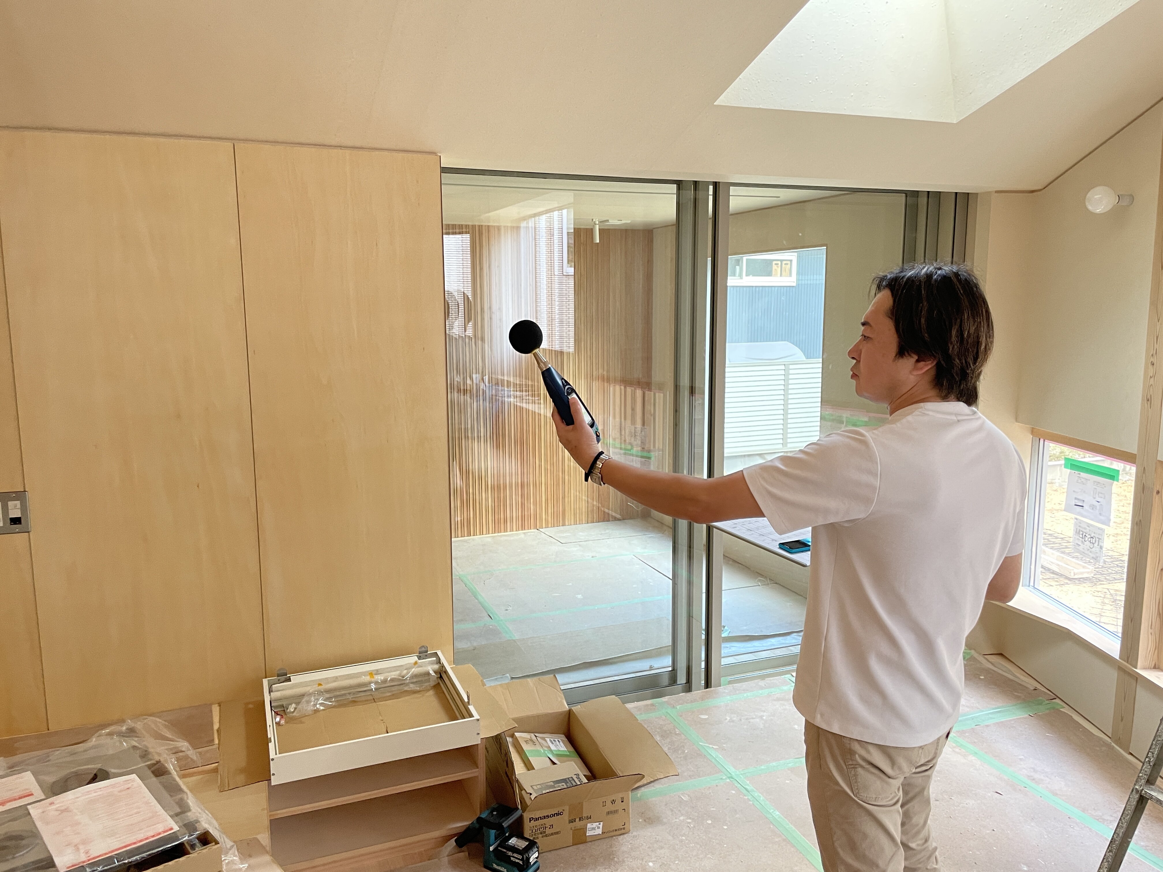 室内で測定器を使い、別の部屋から伝わる音を測る様子