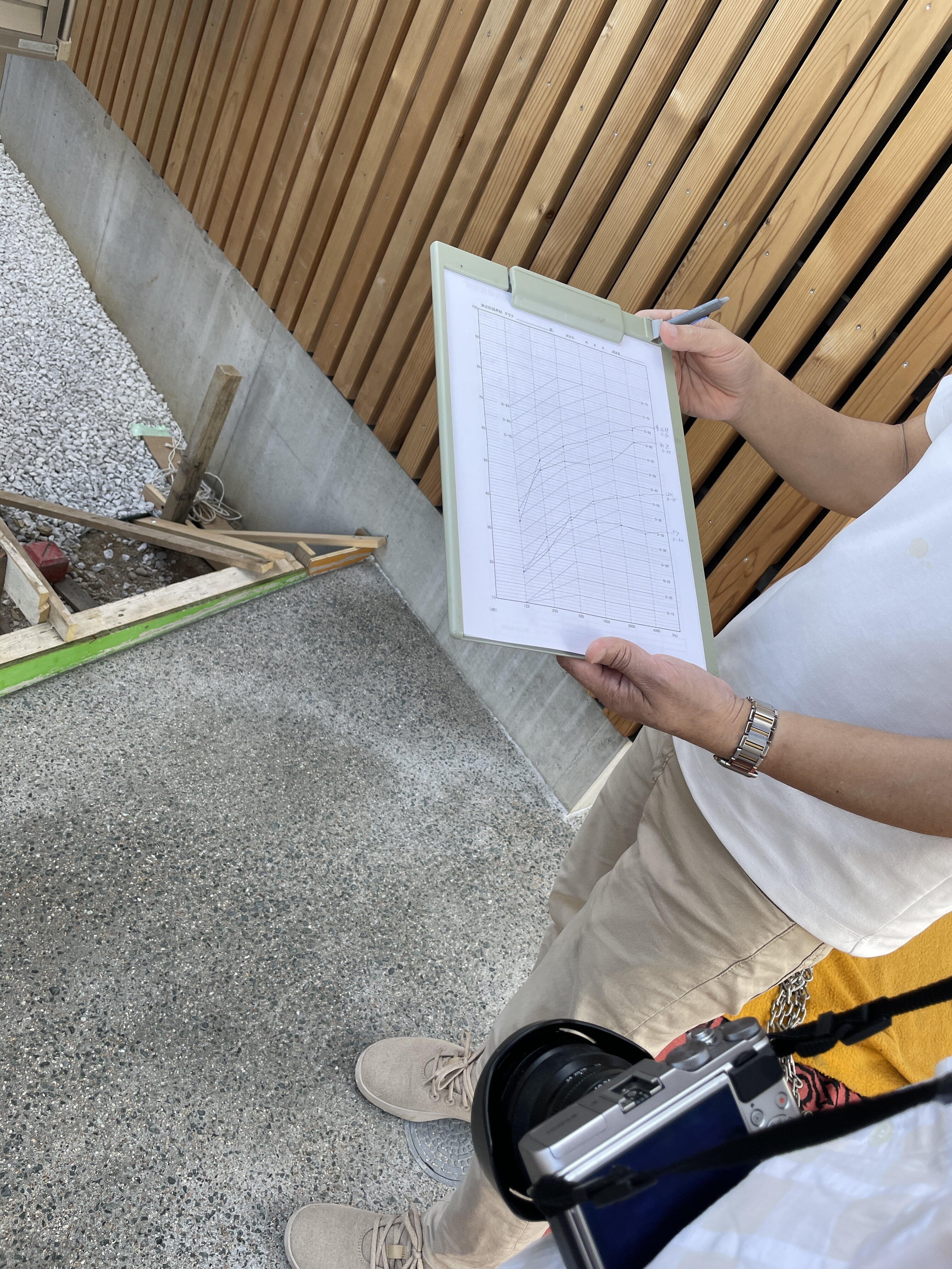 周波数ごとの測定結果を記録したグラフを確認する様子