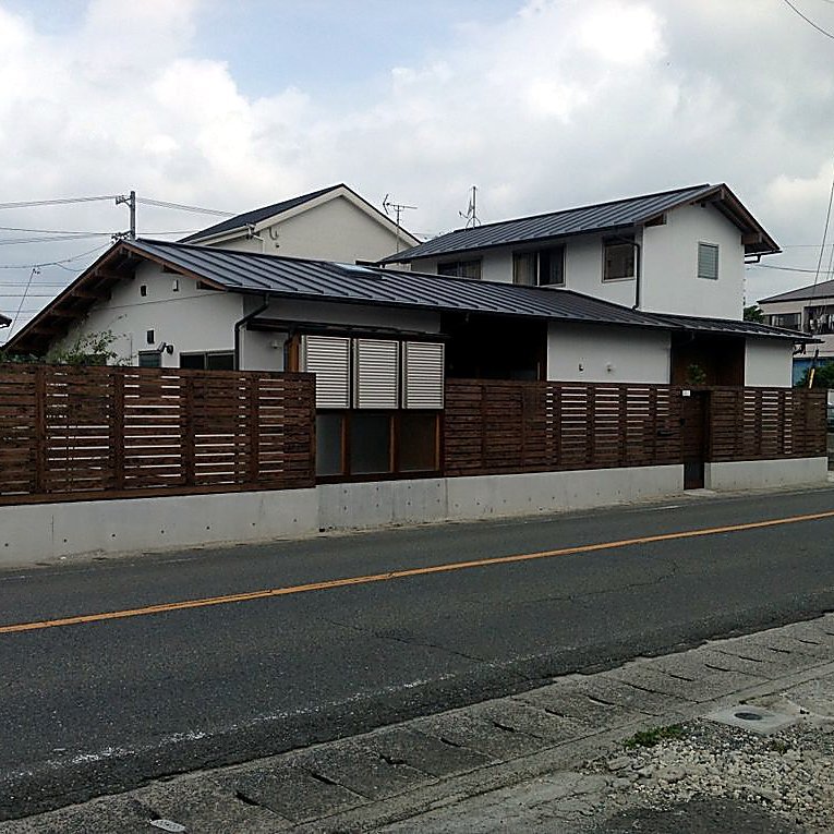 梁見せの広間と畳コーナーのある家