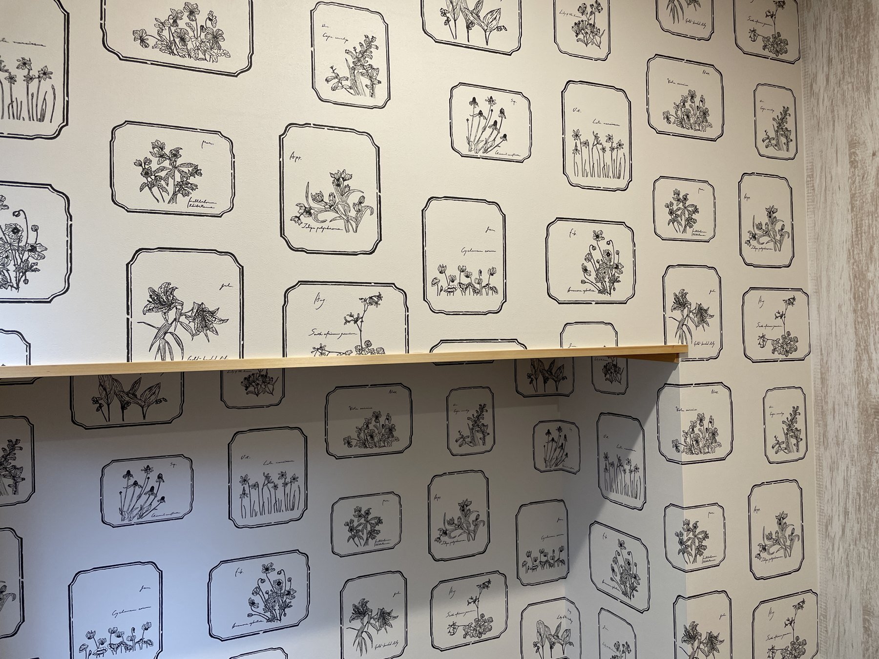 植物画のような壁紙を使った階段まわり